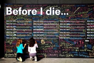Intervenções do público no projeto 'Before I Die', da artista tawianesa-americana Candy Chang, que será instalado na Praça da Liberdade 