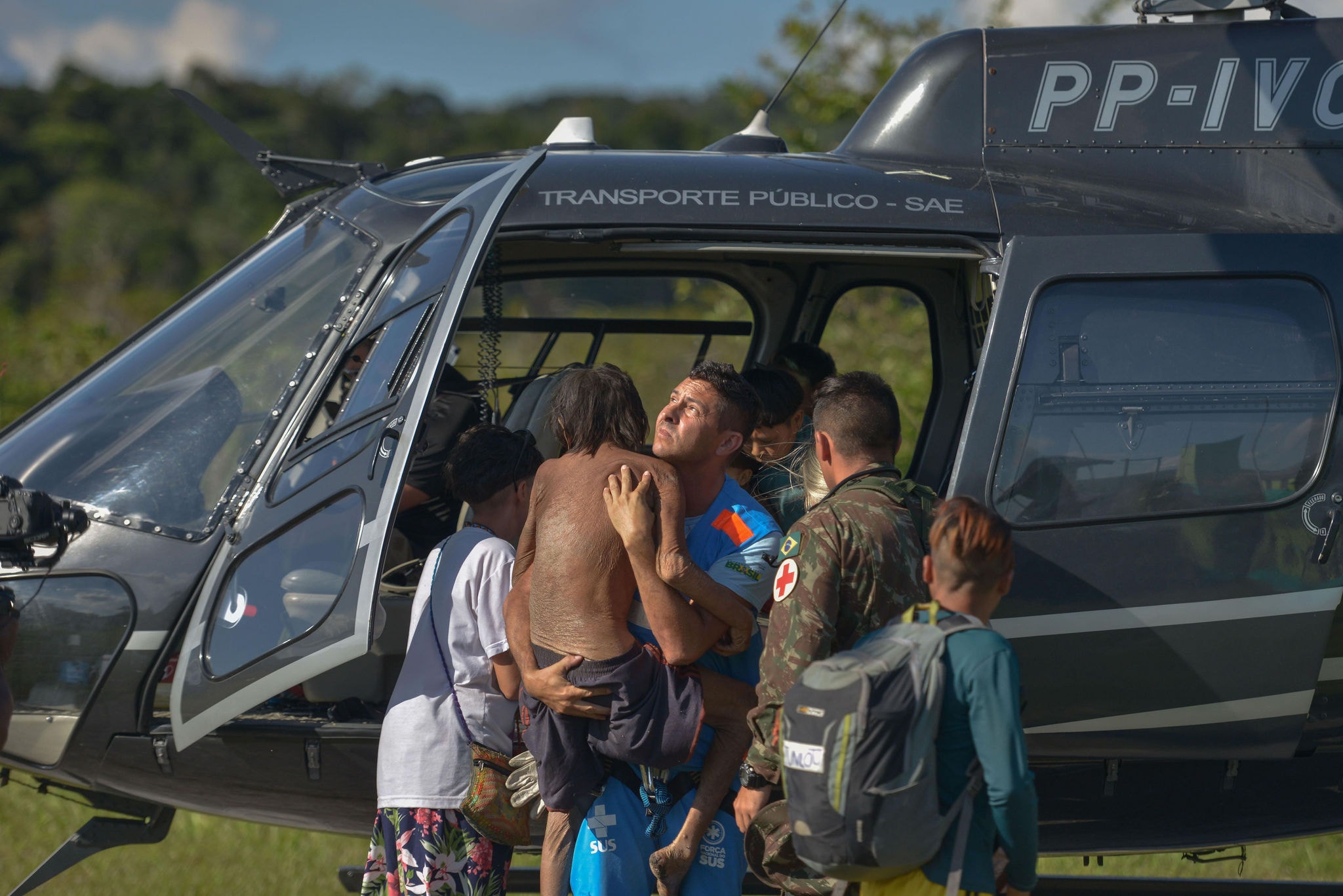 Indígena do território Yanomami, com problema grave de saúde, é resgatado em helicóptero. Acesso à terra indígena, com dificuldades de logística e climáticas, é um dos desafios para o socorro deste povo, que só pode sair e chegar à aldeia pelo transporte aéreo - Foto: Fred Magno / O Tempo