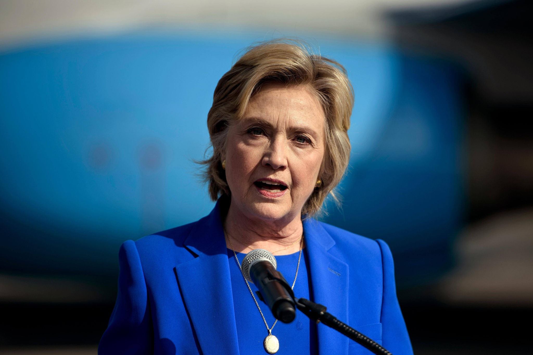 Hillary Clinton perdeu a eleição presidencial de 2016 para Donald Trump, que assumiu a presidência dos Estados Unidos em janeiro de 2017. 