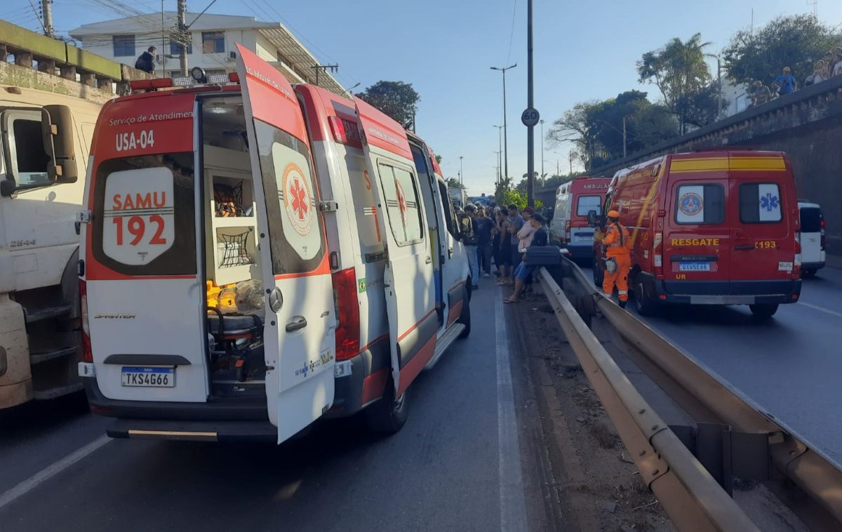 Acidente trava o trânsito na avenida Cardeal Eugênio Pacelli, em Contagem 