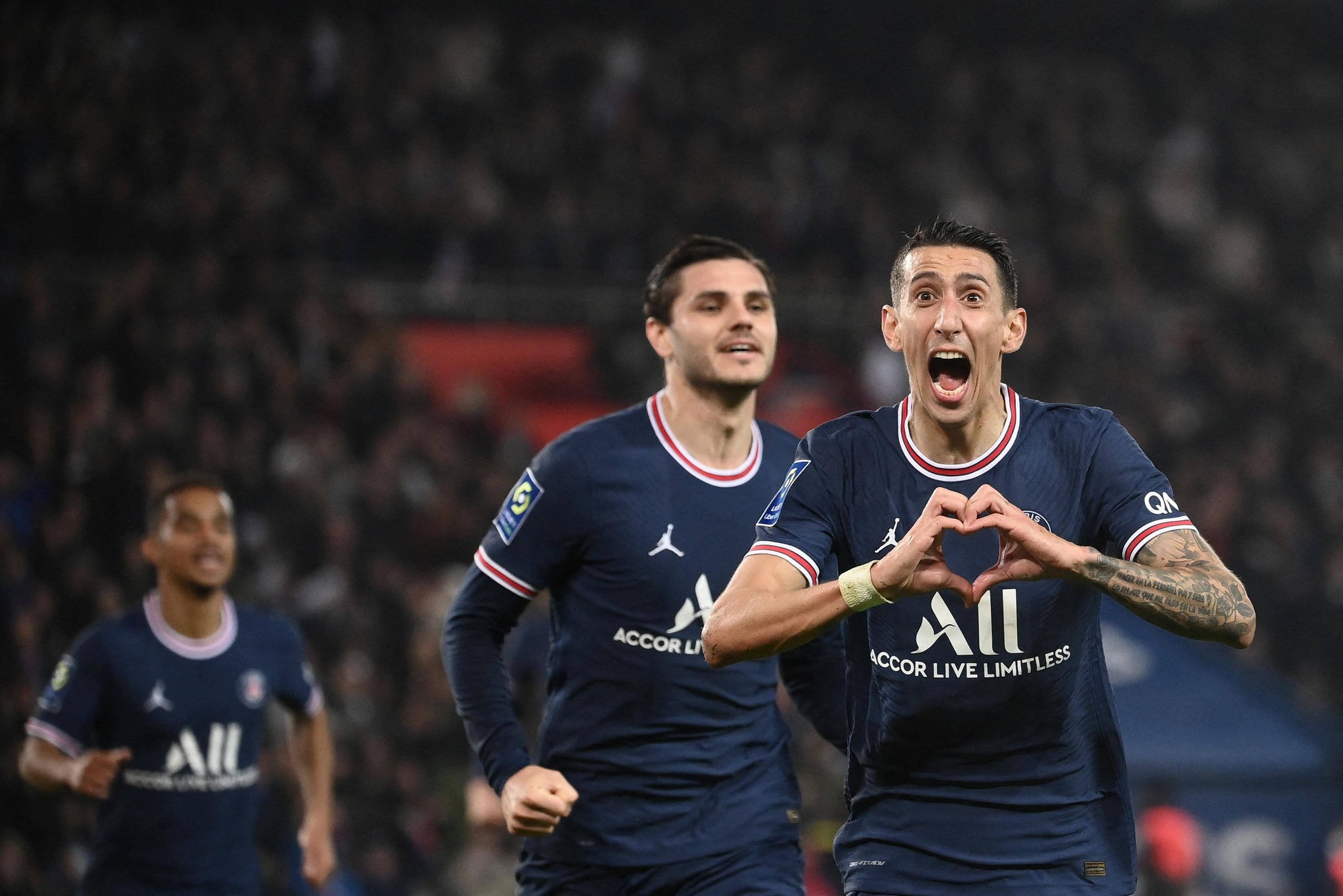Di Maria comemora gol no estádio Parc des Princes, em Paris