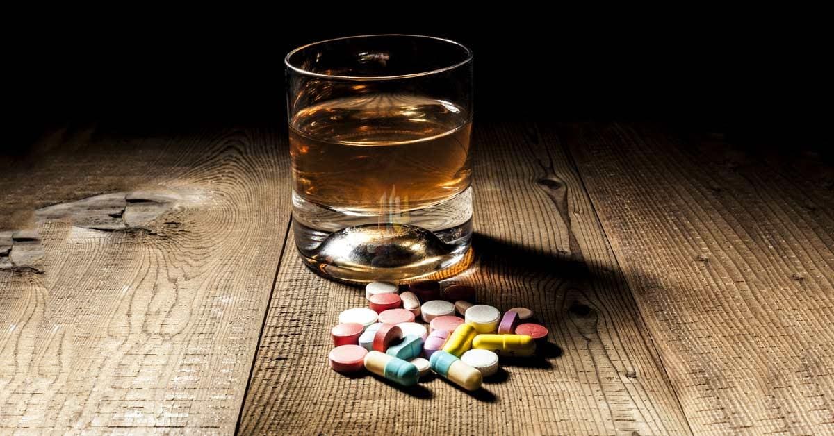 Álcool interage com ao menos 5 mil medicamentos disponíveis no mercado, vendidos com ou sem prescrição médica