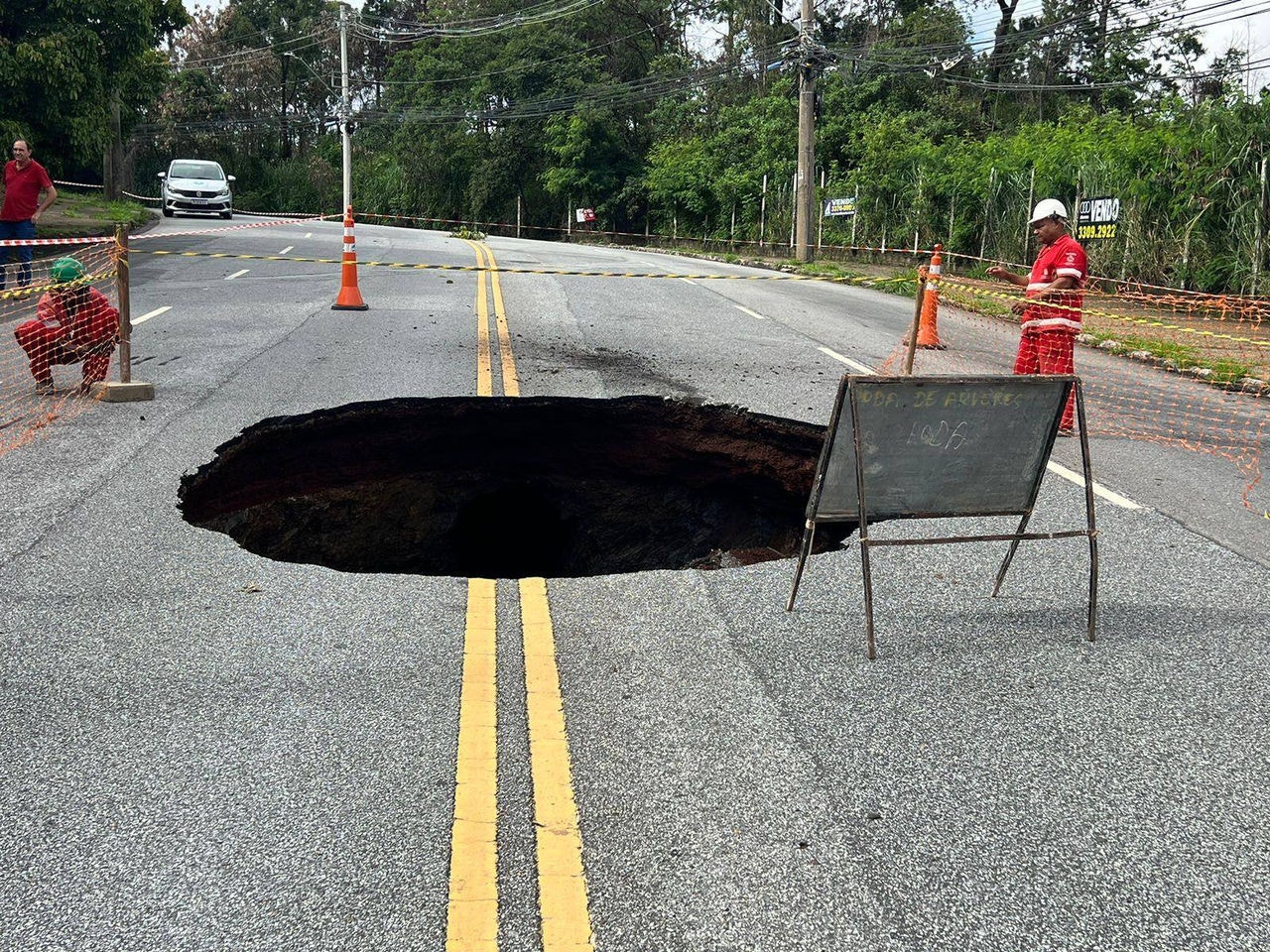 Cratera na avenida Presidente Eurico Dutra, bairro Belvedere.