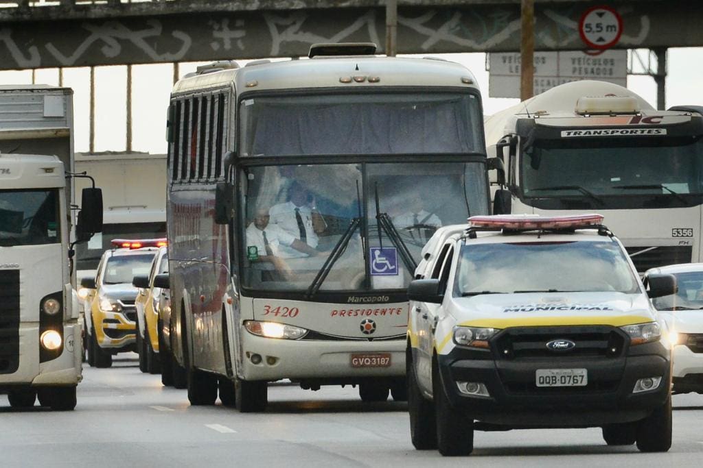 Ônibus de Caratinga é barrado em BH por causa de afrouxamento de medidas de isolamento social na cidade do interior de MG