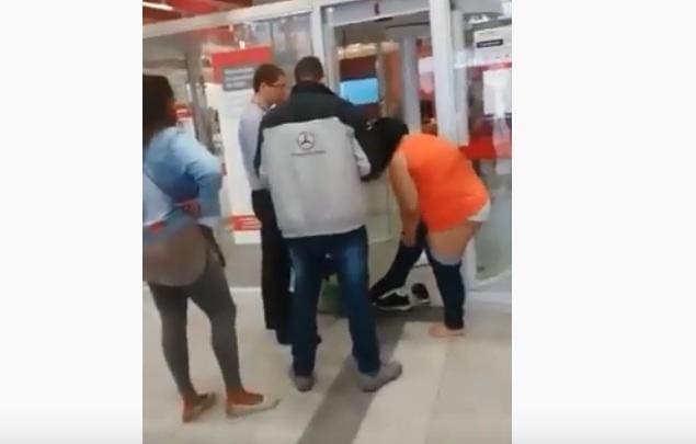 Mulher tirou a calça na frente de várias pessoas no banco