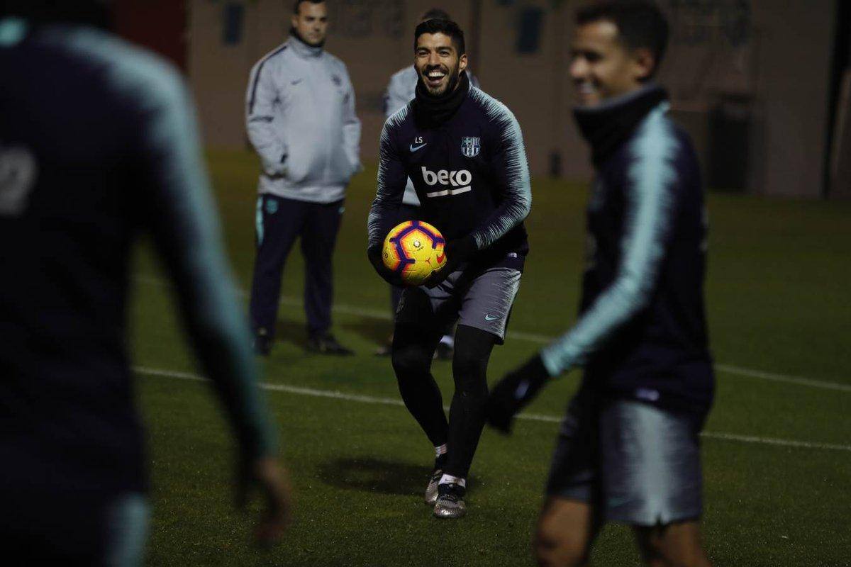 Recuperado de lesão no joelho, Luis Suárez volta ao Barcelona