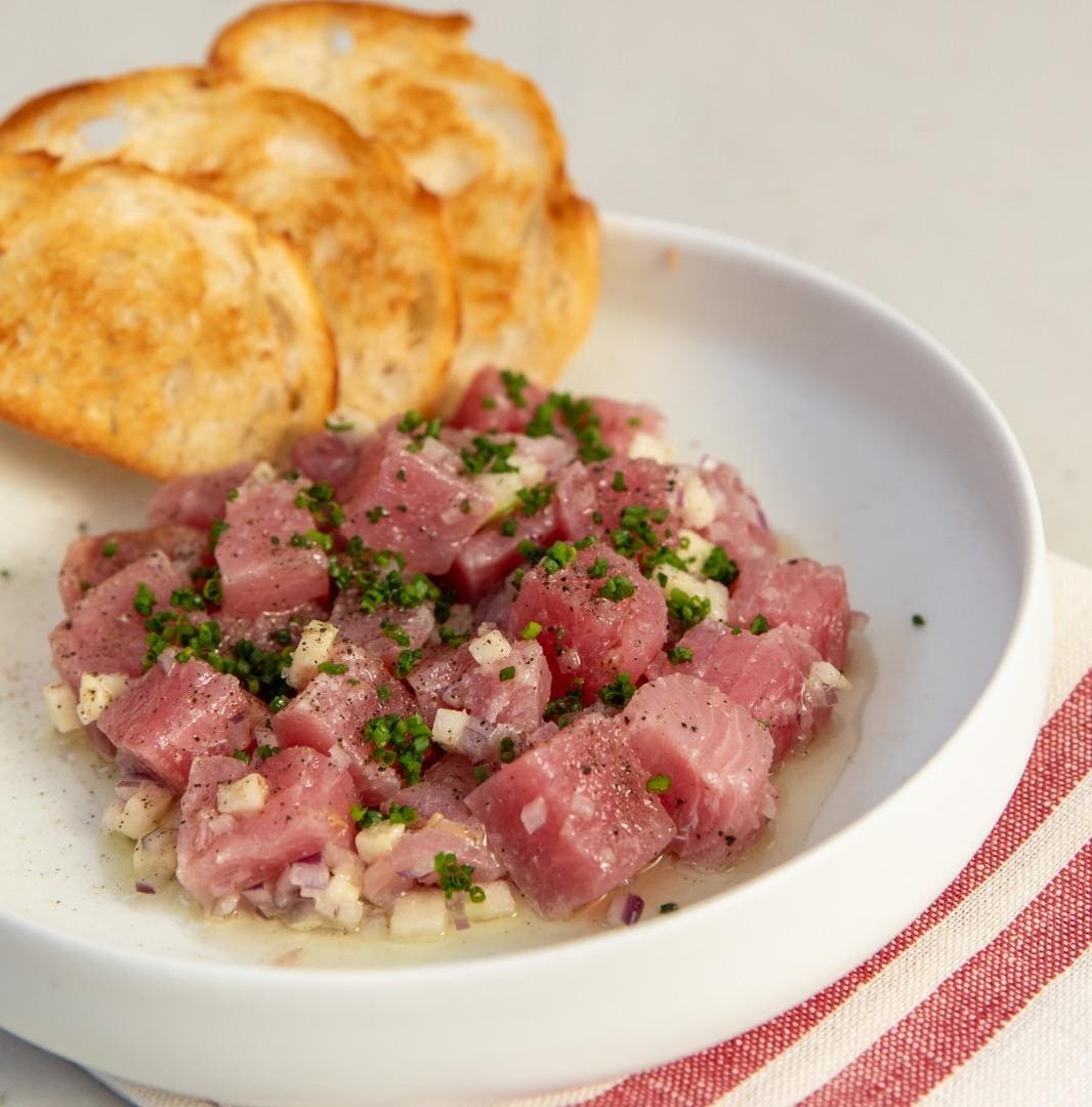 Crudo de atum: atum curado, cebola roxa e maçã verde, depois temperado com nampla, vinagre, flor de sal, azeite, raspas de limão e ciboulette da  Casa Riuga