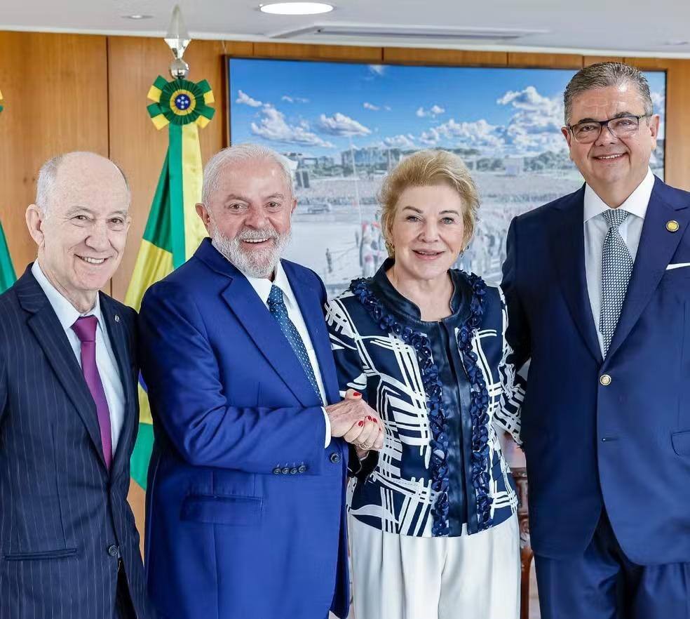 Lula e Marta de mãos dadas no gabinete no Palácio do Planalto