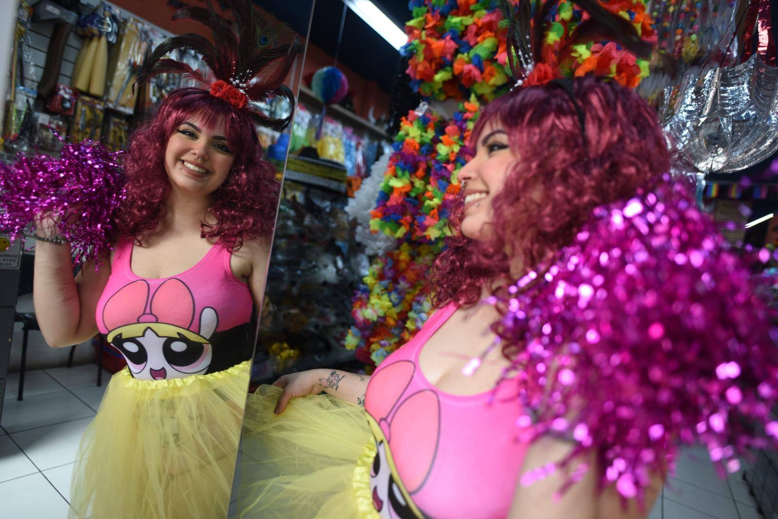 Casa Carnaval espera grande movimento com a venda de fantasias e adereços neste ano