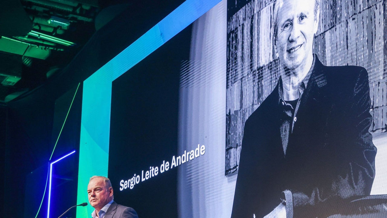 No Congresso Aço Brasil, em São Paulo, o presidente do conselho diretor do Instituto Aço Brasil, André B. Gerdau Johannpeter, homenageando a memória e o legado do engenheiro Sergio Leite de Andrade