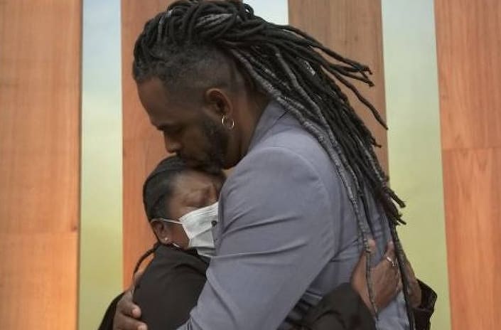 Manoel Soares ampara participante da plateia que se emocionou ao falar de racismo