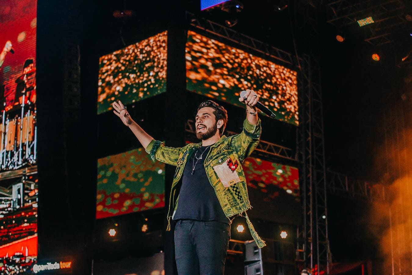 Gustavo Mioto celebra uma década de carreira com dez lançamentos, incluindo um disco acústico, e materiais inéditos até dezembro