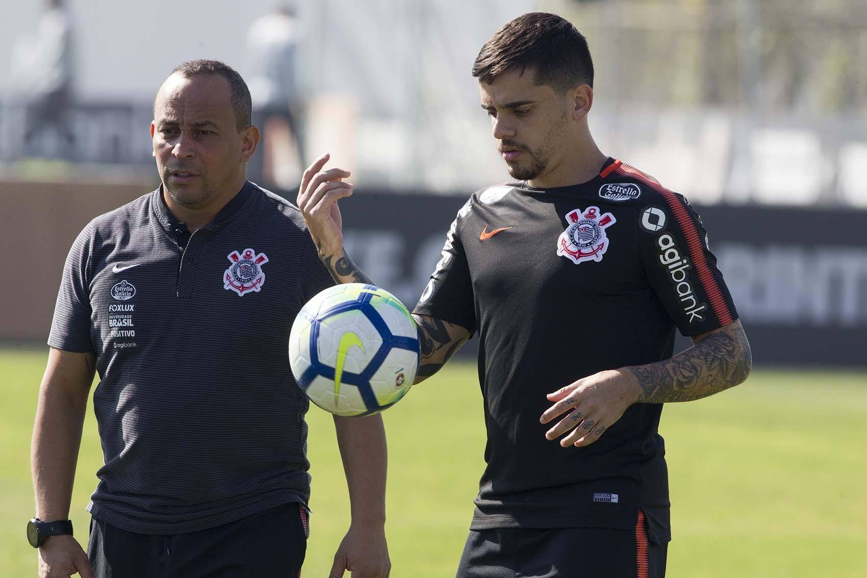 Fagner durante treinamento do Corinthians