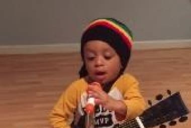 Menino de 2 anos imita Bob Marley 
