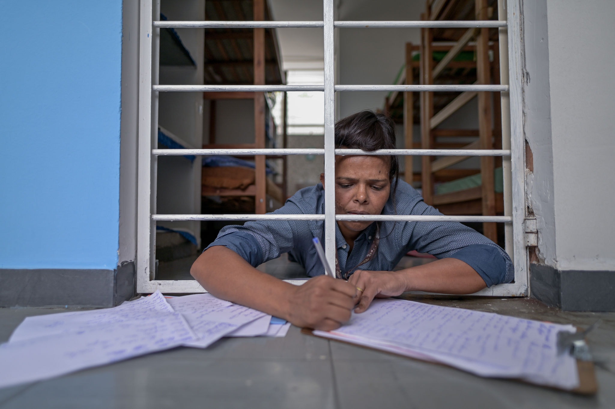 Inspiração: após um dia de atividades na unidade, Elizete não deixa de escrever