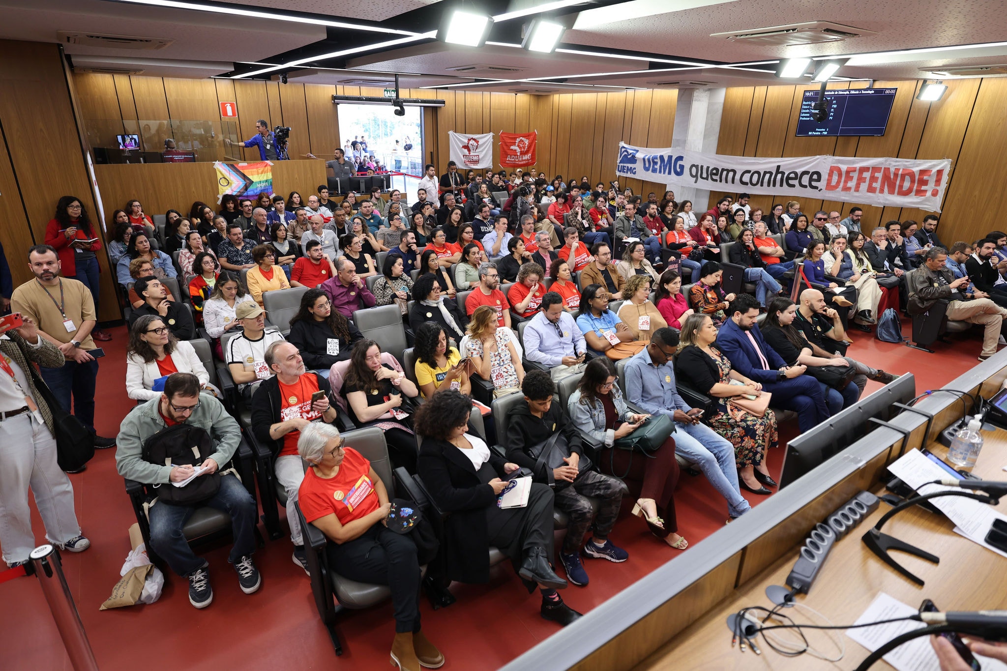 Estudantes, docentes e servidores da UEMG lotaram o auditório José Alencar e a área externa da Assembleia