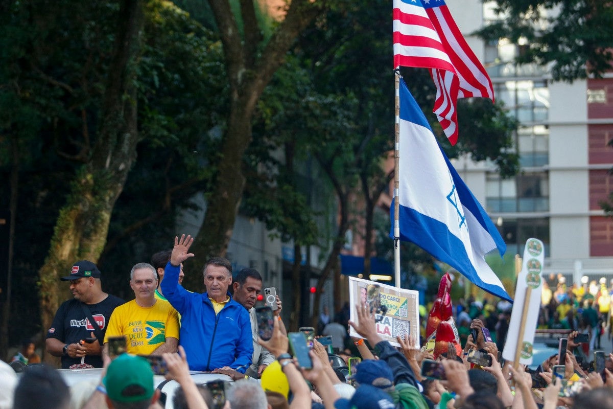 Jair Bolsonaro chega para ato na Avenida Paulista: segundo o Monitor do Debate Político do Cebrap, havia 12,4 mil pessoas no momento de maior público 