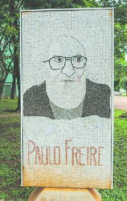 Monumento em homenagem a Paulo Freire em frente ao MEC