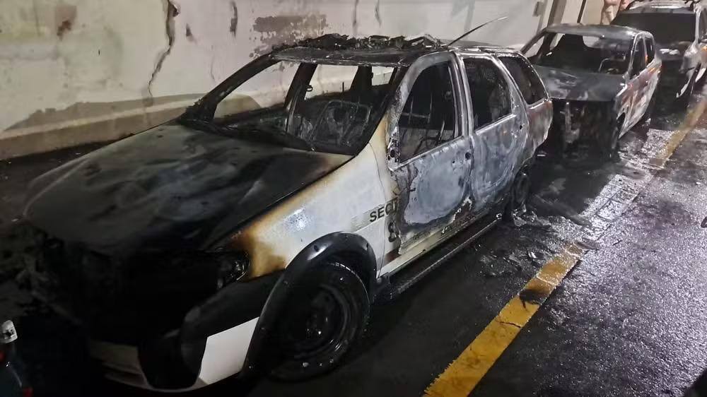 Viaturas da Polícia Penal ficaram destruídas