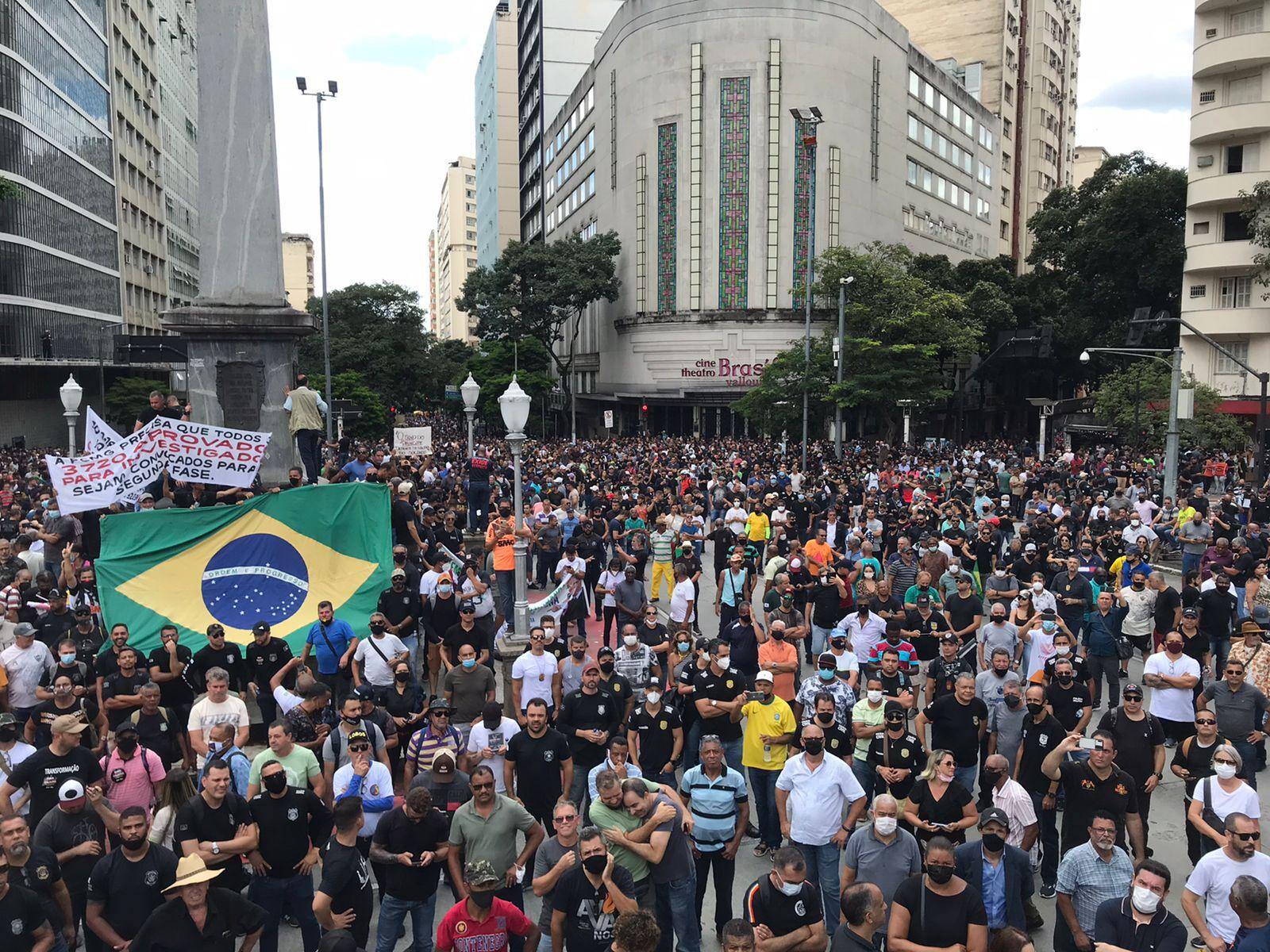 Manifestantes chegam à Praça Sete