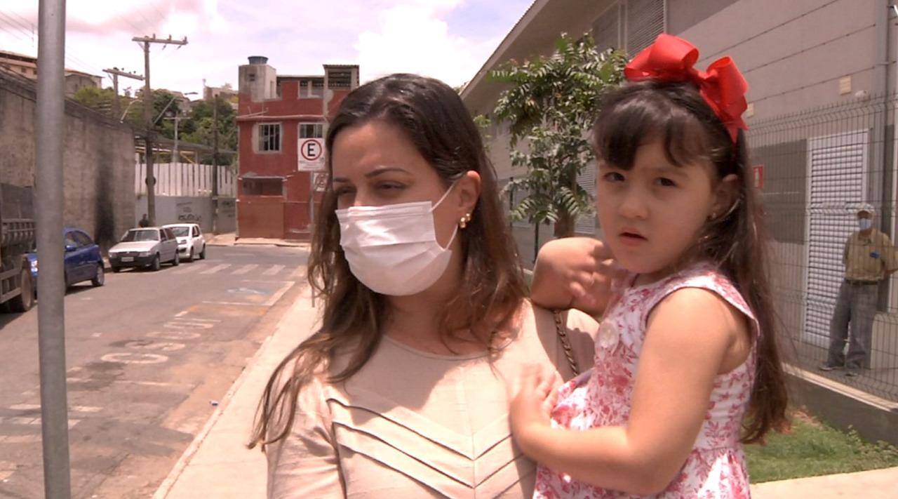 A advogada Simone Moraes, de 39 anos, não perdeu tempo e levou a filha Antonela, de 3 anos, para ser vacinada