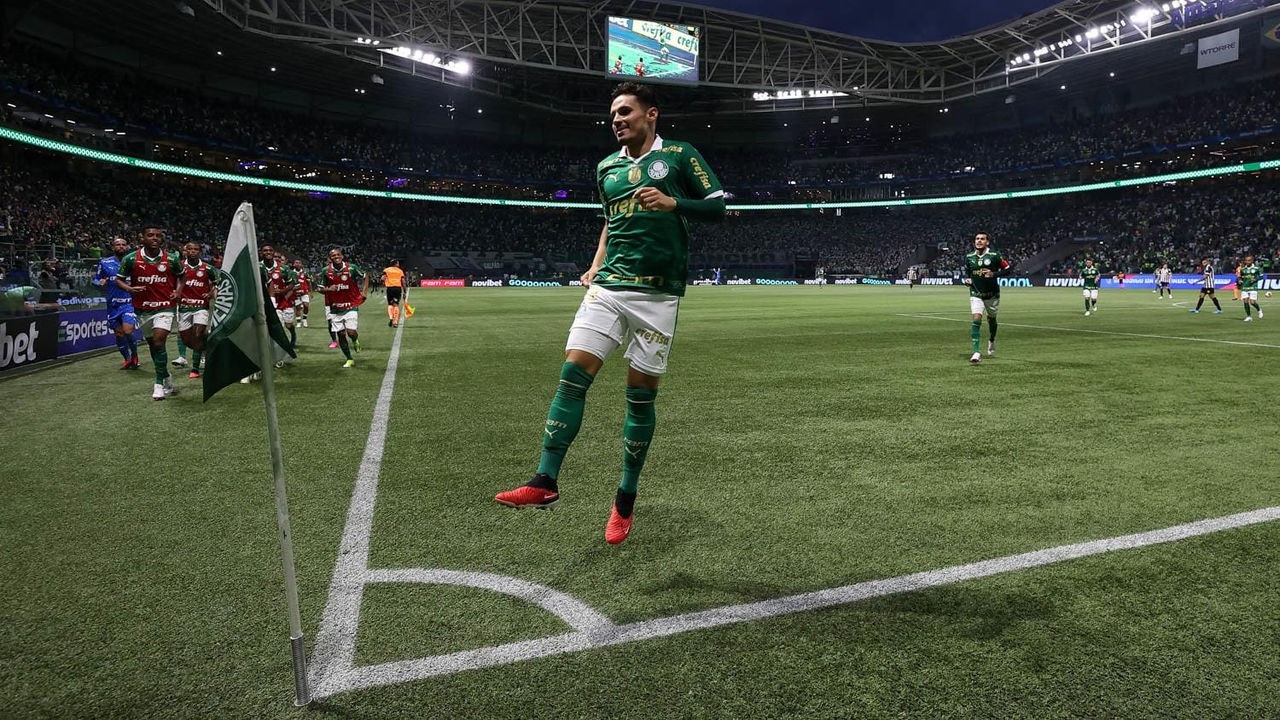 O jogador Raphael Veiga, da SE Palmeiras, comemora seu gol contra a equipe do Santos FC, durante partida válida pela terceira rodada, do Campeonato Paulista, Série A1, na arena Allianz Parque