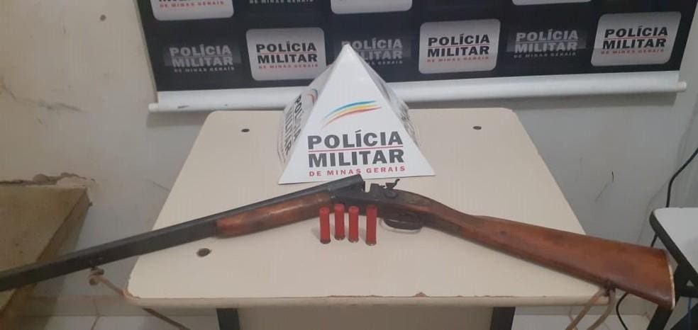 Uma espingarda foi apreendida com o homem