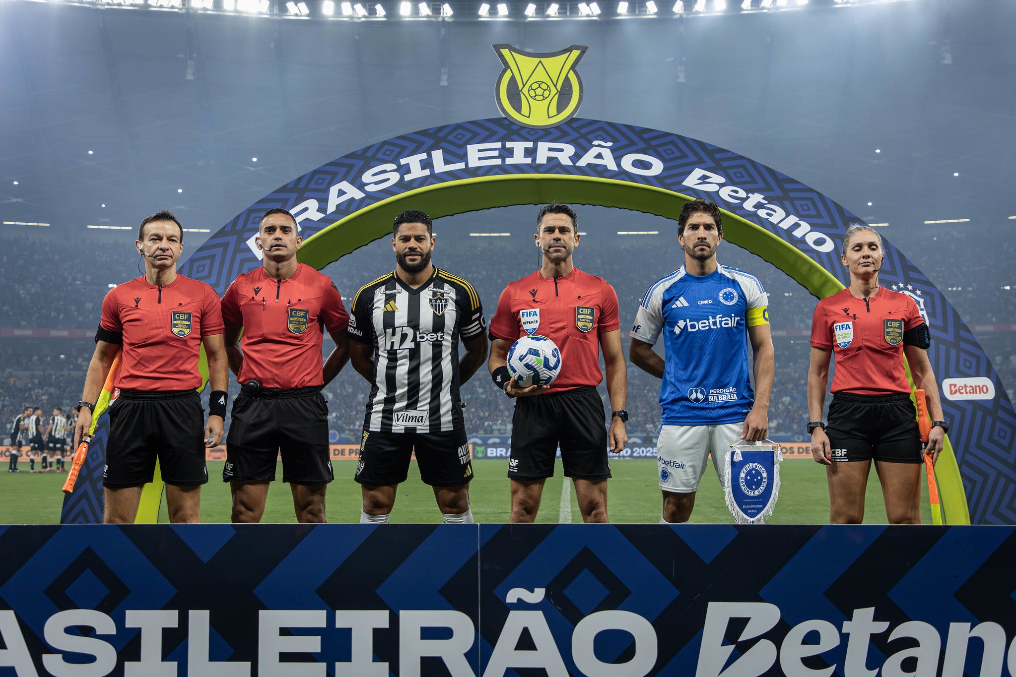 Imagem de partida entre Atlético e Cruzeiro durante clássico no Brasileirão