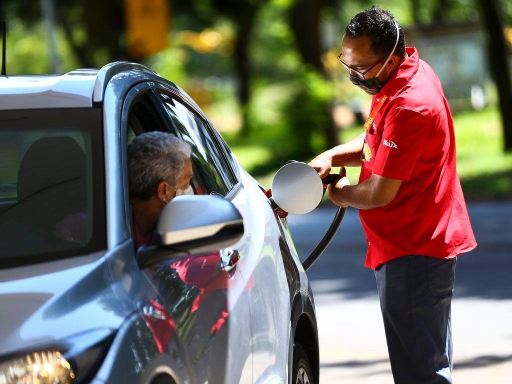 Preço da gasolina deve subir com volta da cobrança de impostos federais