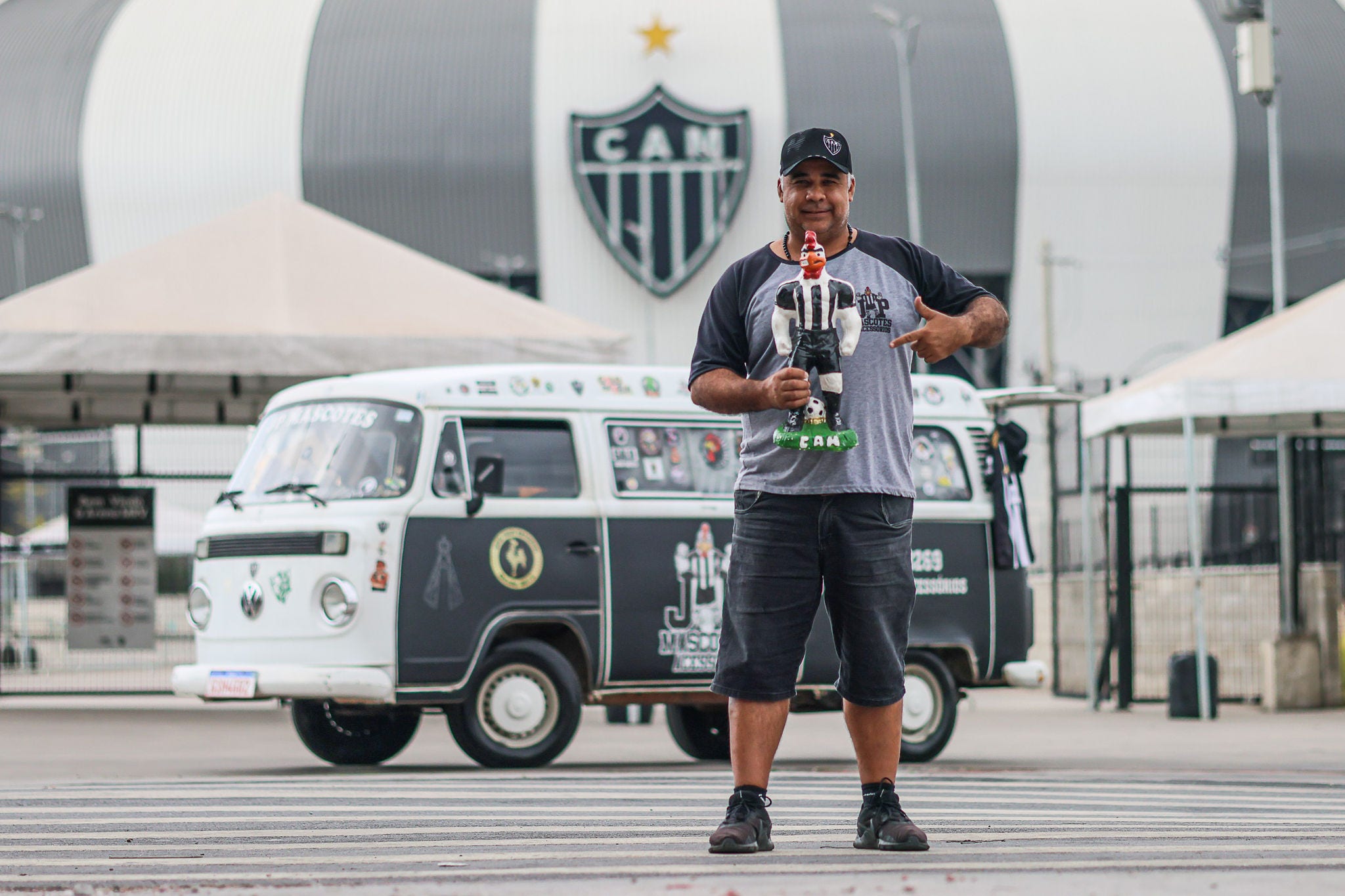 Belo Horizonte (MG), 10/07/2025 - ESPORTE: Meu negocio é Galo. Joao Paulo, 43 anos, corretor de seguros é atleticano. Durante a pandemia da COVID-19, perdeu o emprego e, depois de uma forte depressao, apostou as fichas na venda de produtos relacionados ao Atletico. Comprou uma Kombi e montou sua "loja movel".  (Credito: Rodney Costa/O Tempo)