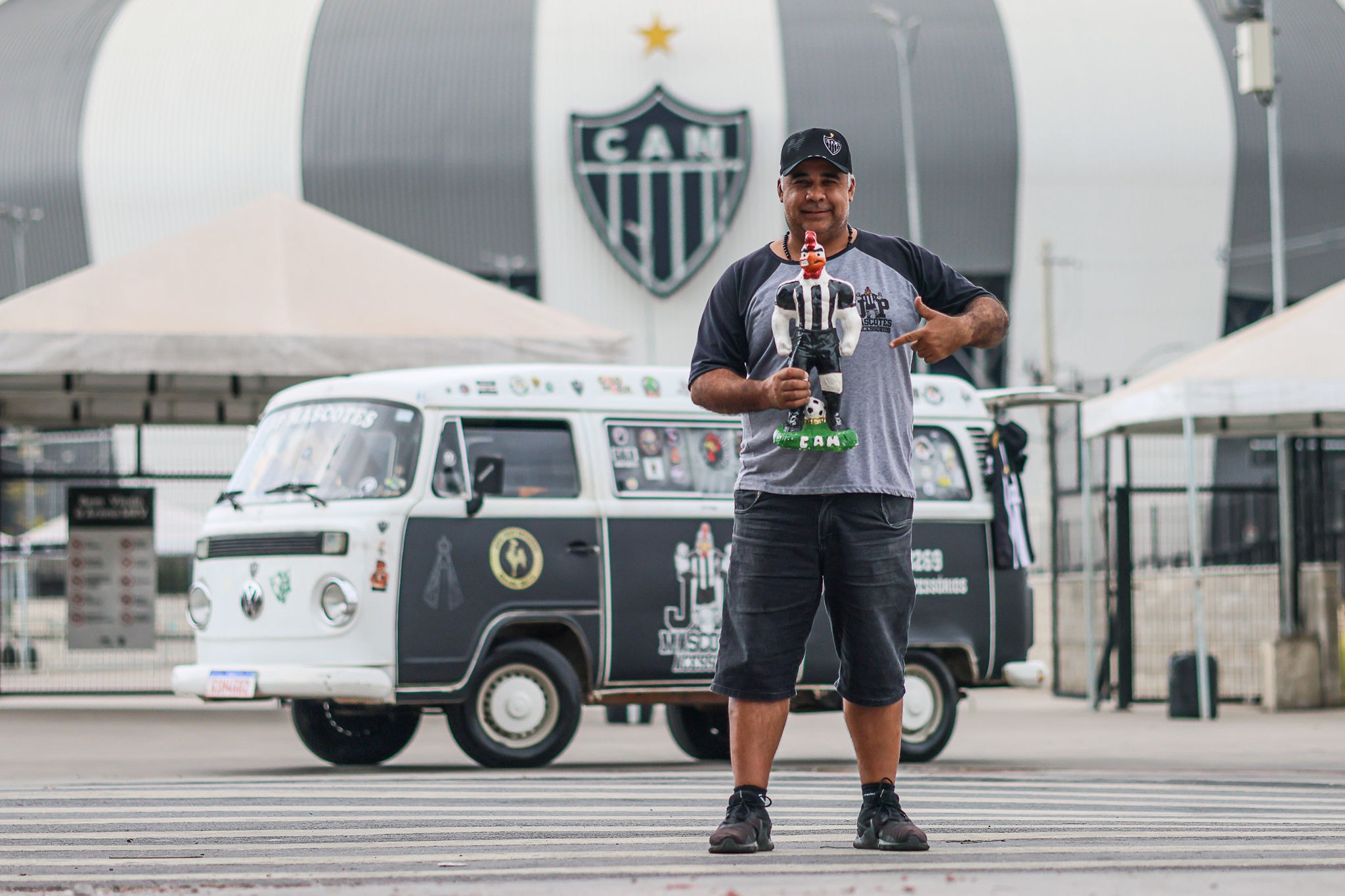Torcedor transformou uma Kombi em loja itinerante com produtos do Atlético
