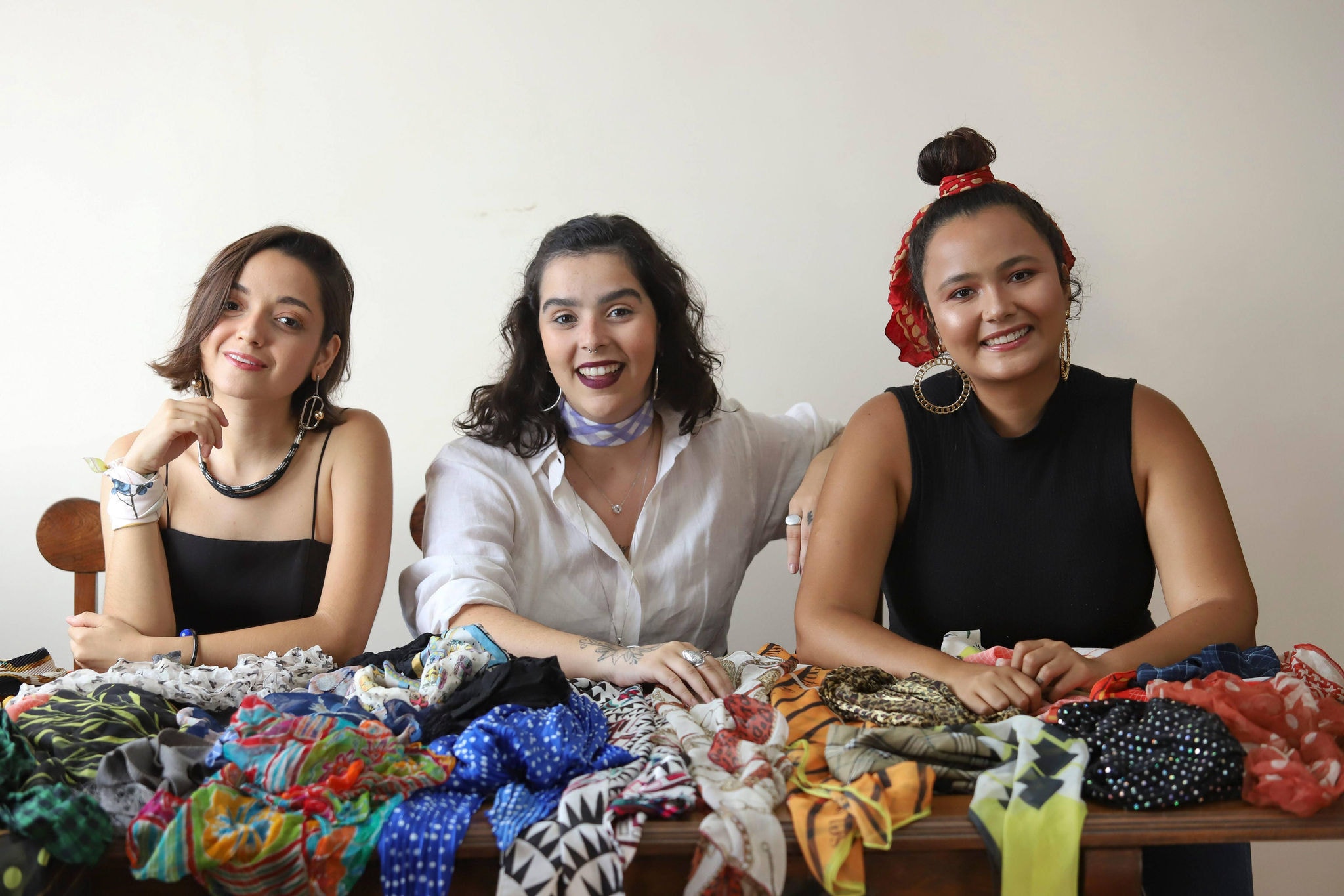 O lenço como peca-chave, as meninas Elisa, Milene e Marcelha ensinam produções para usar o lenço como roupa e acessório