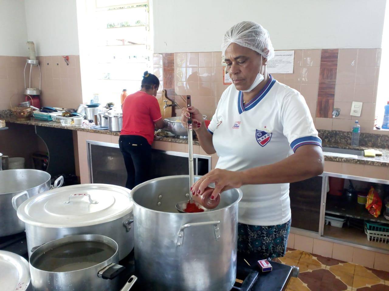Dona Neneca cozinha para mais de 30 pessoas, ela também sofreu com a inundação do Rio Paraopeba