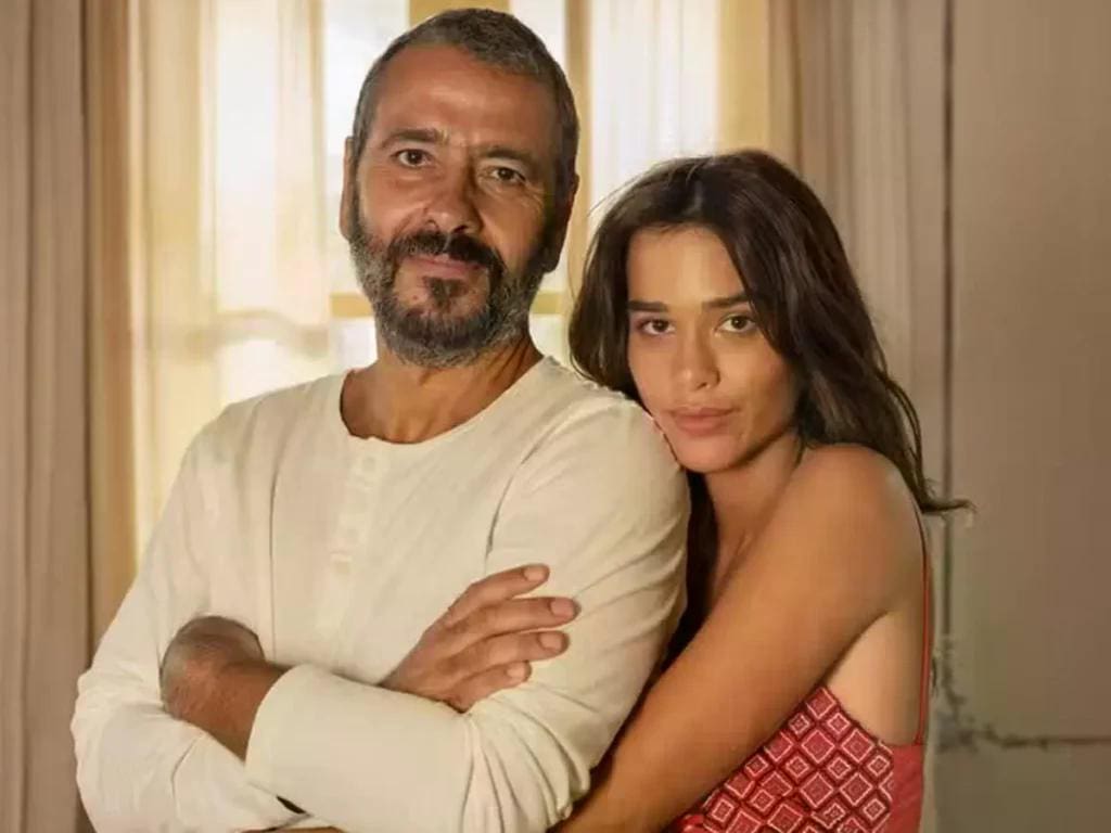 ‘Renascer’: Mariana senta no colo de José Inocêncio e o beija: “Ser sua”