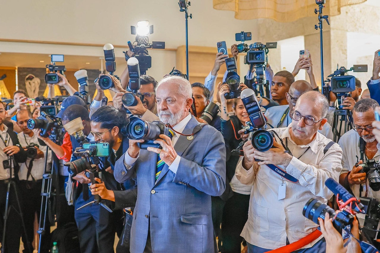 O presidente Lula à frente de fotógrafos em evento no Palácio do Planalto