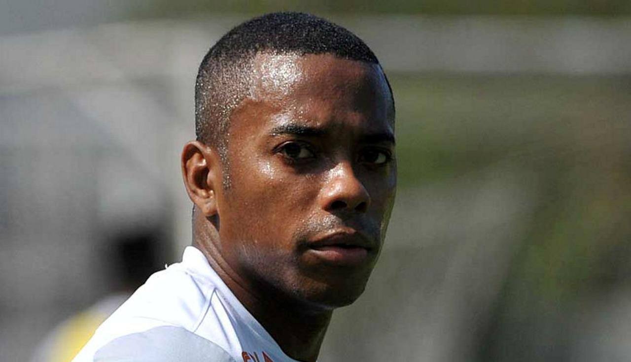 Robinho olhando para a câmera