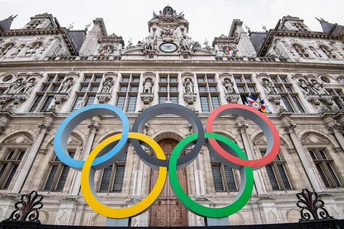 Olimpíadas Paris 2024 Arcos Olímpicos instalados em frente à prefeitura de Paris