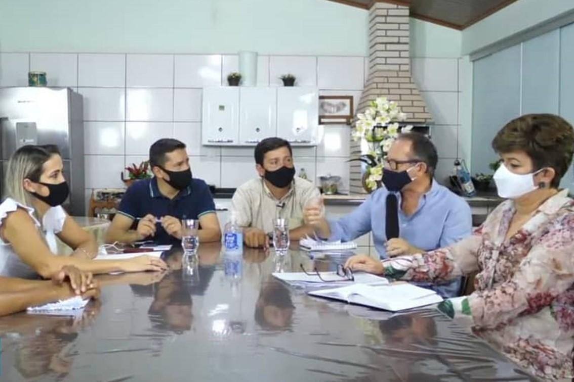 Prefeito e vice eleitos durante apresentação do projeto para servidores ainda durante a campanha