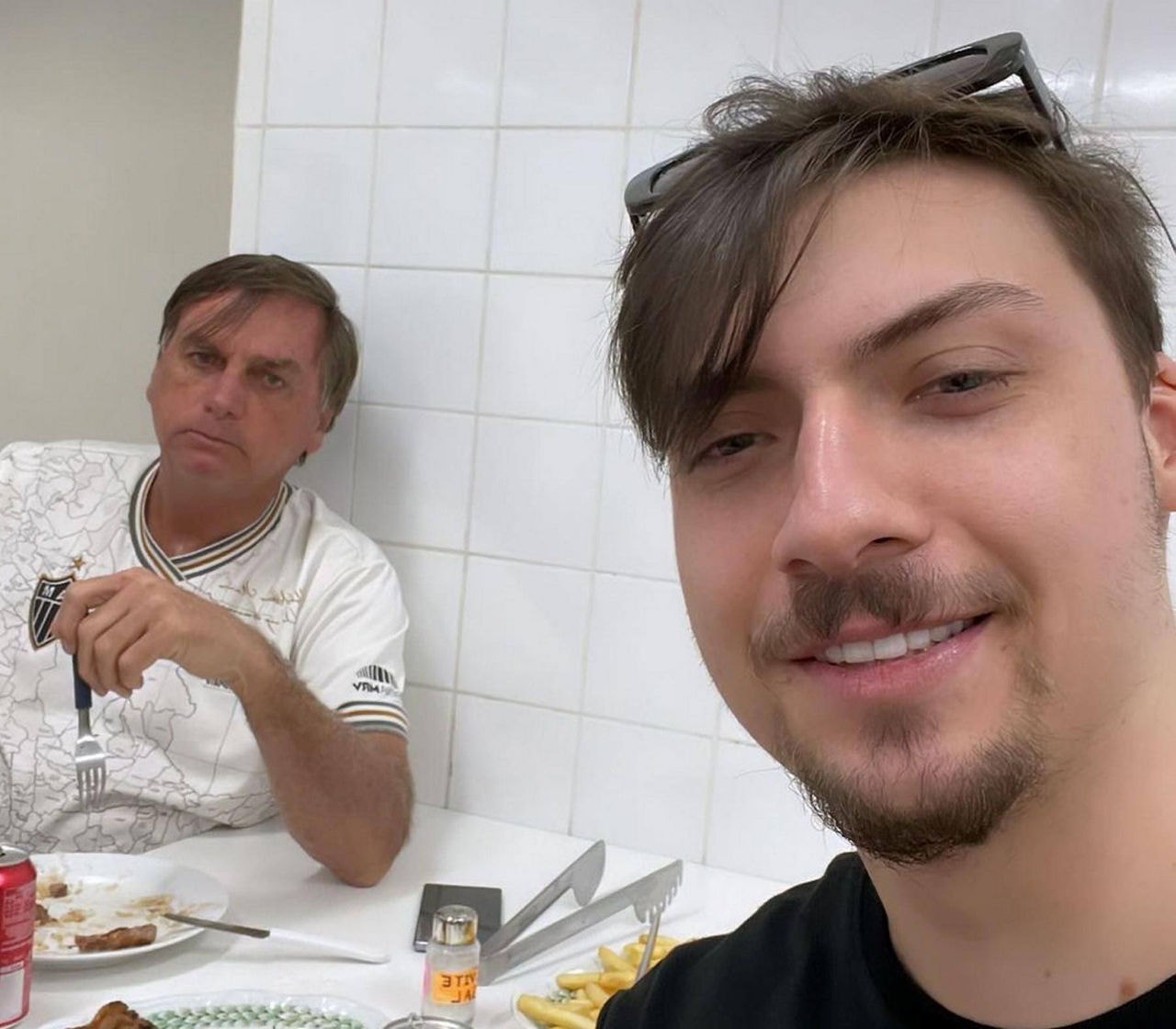 Bolsonaro com o manto da Massa do Galo