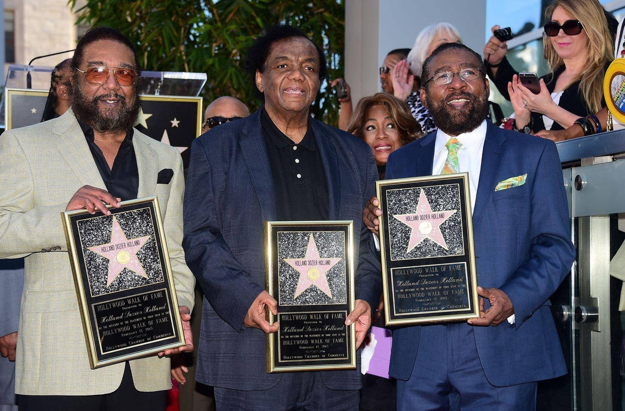 Em foto de 2015, na Calçada da Fama, em Hollywood, Lamont Dozier aparece ladeado por Eddie Holland (esquerda) e Brian Holland (direita)