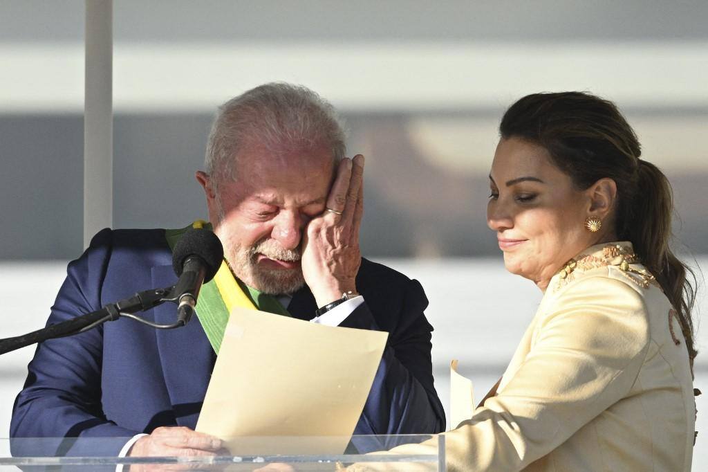 Lula chora, ao lado de Janja, durante discurso ao público na Praça dos Três Poderes
