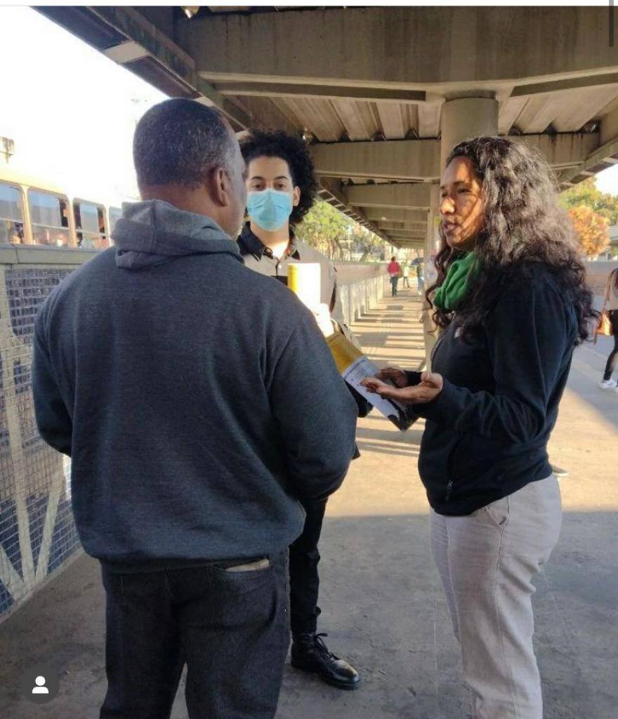 Candidata ao governo de Minas Indira Xavier (UP) fez panfletagem na Estação Eldorado, em Contagem
