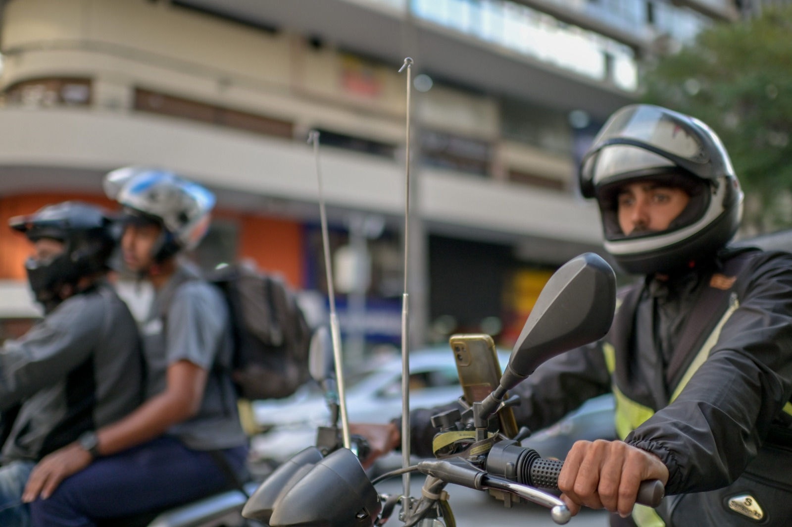 O uso de antenas nas motos é principal meio de prevenir acidentes com as linhas de cerol