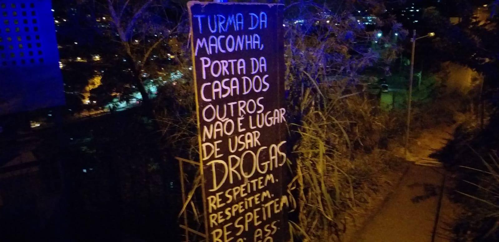 Moradores pregaram recado em tábua da cidade