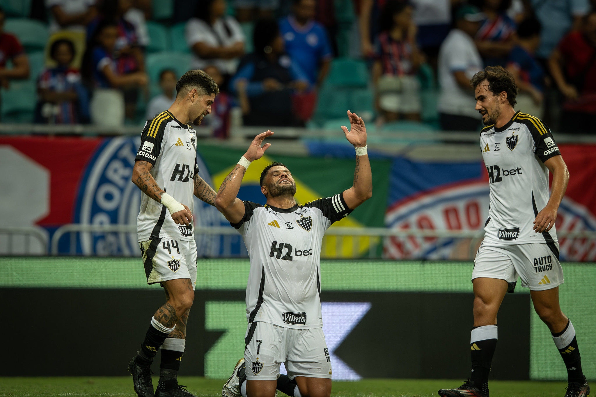 Hulk celebra após marcar gol olímpico na Arena Fonte Nova
