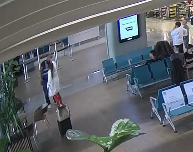 Tudo começou após a mulher cair no finger, a plataforma que liga o terminal à aeronave, com sintomas visíveis de embriaguez