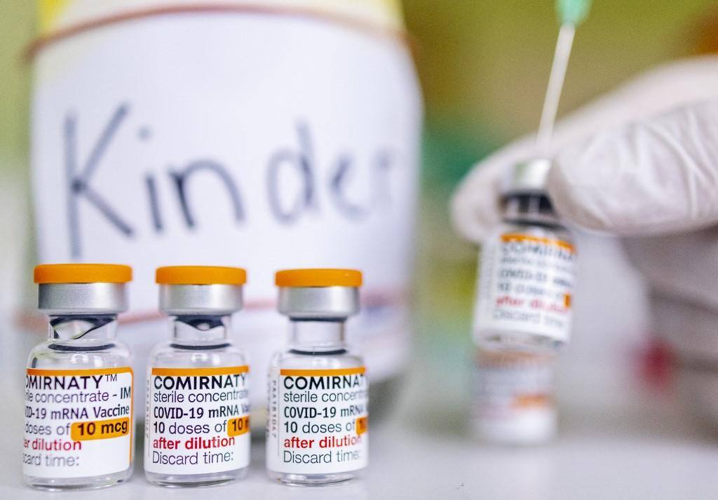 Vacina Pfizer-BioNTech contra o coronavírus (Covid-19) para crianças tem tampa laranja (na foto, dose utilizada na Alemanha)
