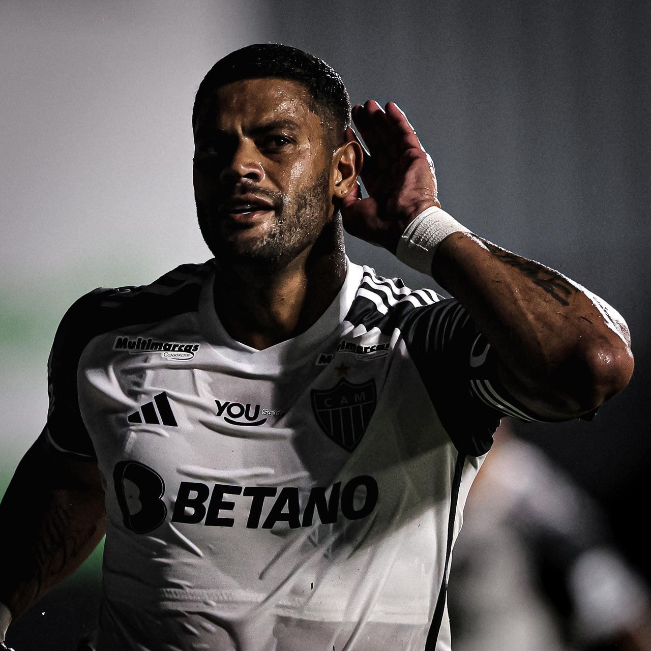 Hulk renovou contrato com o Atlético