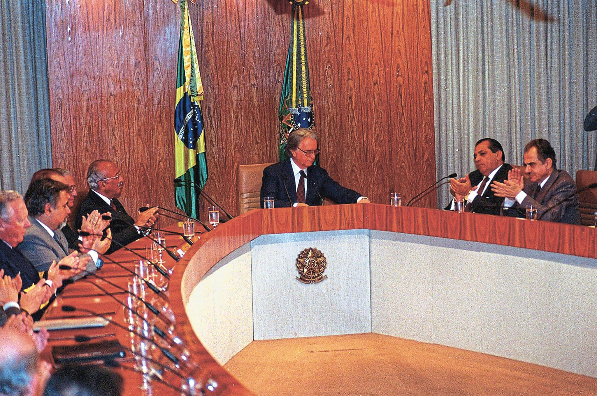O presidente Itamar Franco, acompanhado de ministros e lideranças políticas do Congresso, anuncia o Plano Real