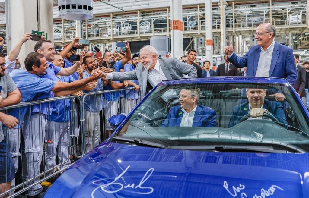O presidente da República, Luiz Inácio Lula da SIlva (PT), e o vice-presidente da República, Geraldo Alckmin, durante o anúncio do Novo Ciclo de Investimentos da Volkswagen do Brasil, em São Bernardo do Campo (SP)